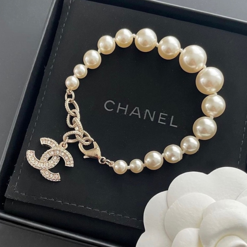 BNIB authentic Chanel pearl cc charm bracelet